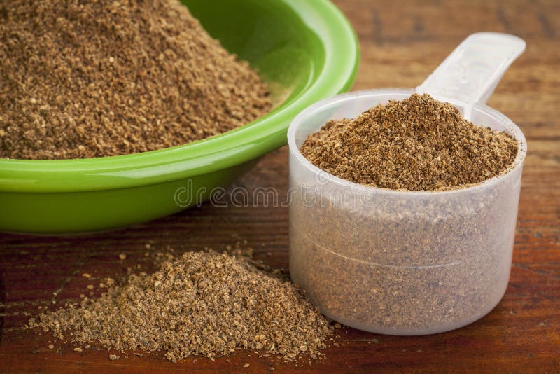 Polvo de la fruta de Noni foto de archivo. Imagen de cucharada 33170810