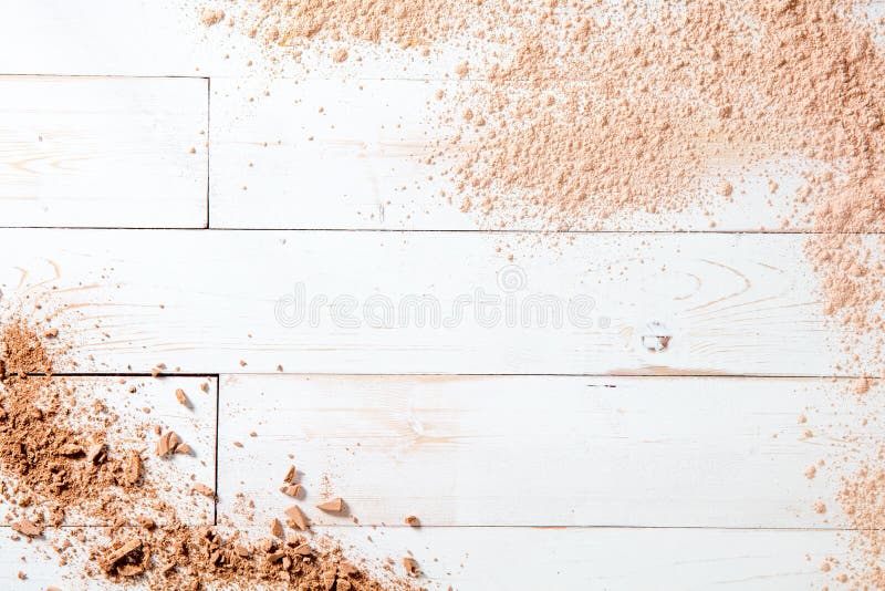 Polvo del maquillaje en el fondo de madera blanco, espacio de la copia para el texto fotos de archivo Polvo del maquillaje en el fondo de madera blanco, espacio de la copia para el texto fotos de archivo