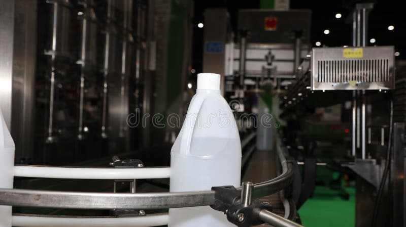polyethyleengallon in transportband etiketteringsmachine stock foto polyethyleengallon in transportband etiketteringsmachine stock foto