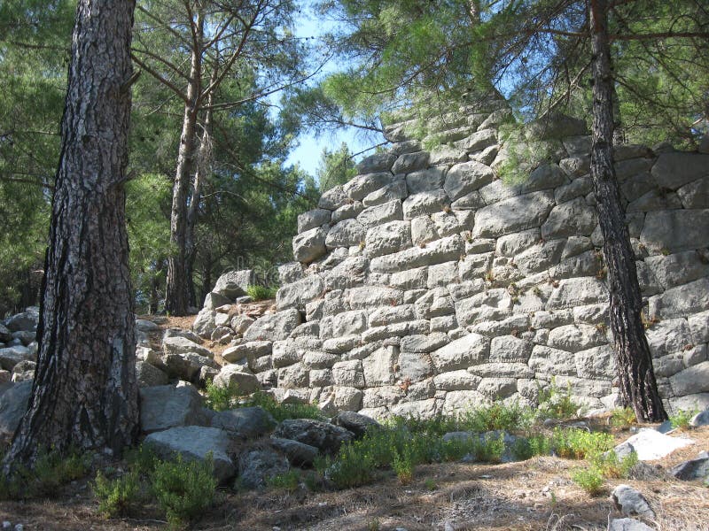 https://thumbs.dreamstime.com/b/polygonal-walls-ancient-city-kadyanda-near-fethiye-turkey-polygonal-walls-ancient-city-kadyanda-located-mystical-forest-206989772.jpg