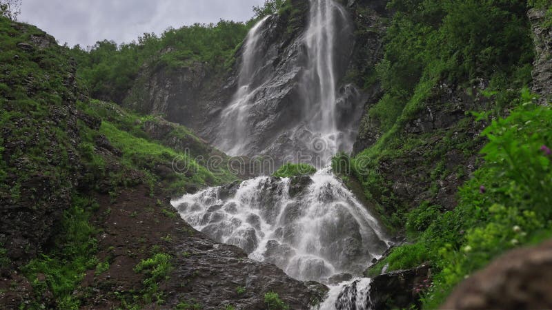 Polykars-Wasserfall in Krasnaya polyana in sochi. ein schöner Wasserfall in den Bergen ist ein beliebter Ort für