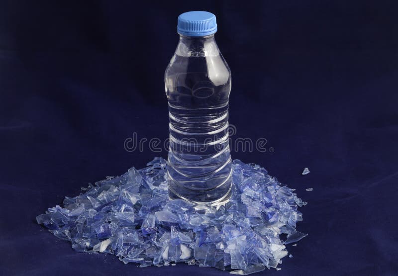 Polymères en plastique réutilisés hors de bouteille d'eau d'ANIMAL FAMILIER photos stock Polymères en plastique réutilisés hors de bouteille d'eau d'ANIMAL FAMILIER photos stock