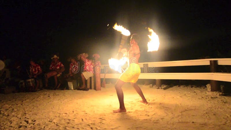 Polynesian för Tahitian för Stillahavs- ö dansare för man brand