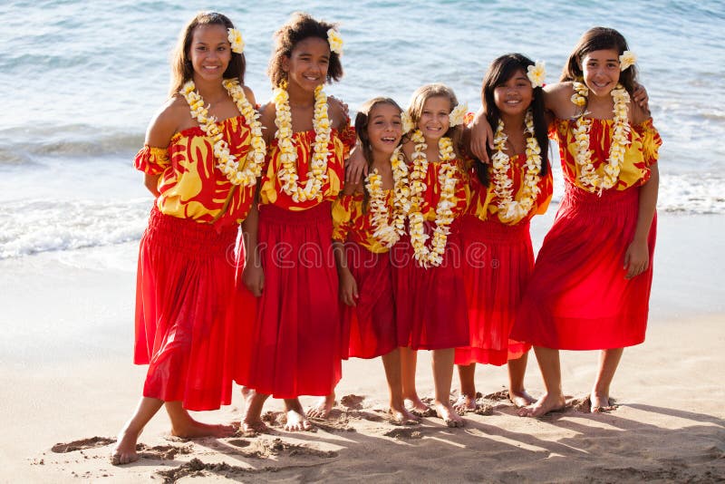 Polynesische Hula-meisjes in Vriendschap bij de oceaan royalty-vrije stock foto Polynesische Hula-meisjes in Vriendschap bij de oceaan royalty-vrije stock foto