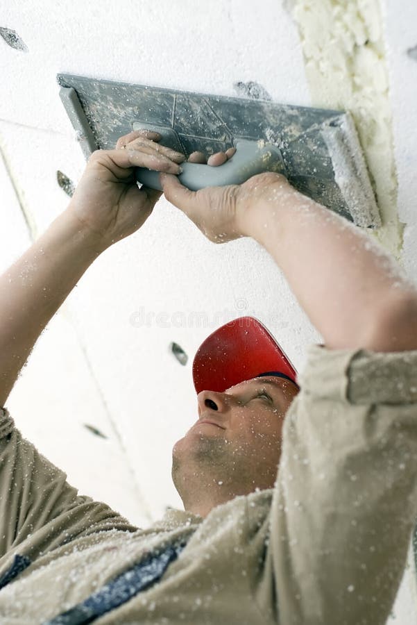 Lavoratore installazione isolamento sul il soffitto, creazione superficie cancellare.