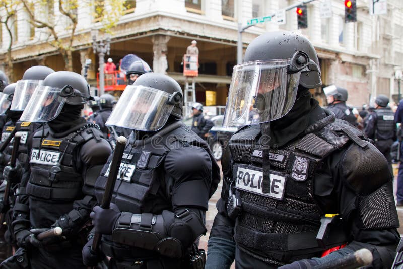 A polícia de Portland no equipamento anti-motim N17 protesta