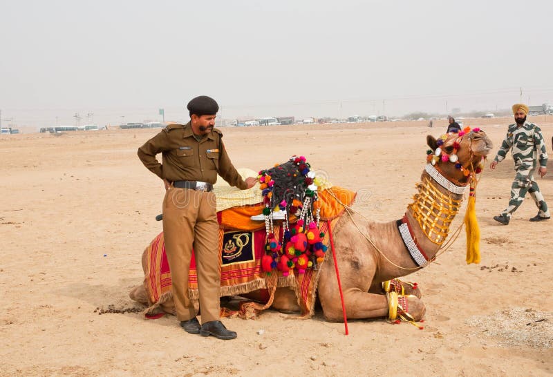 A polícia indiana equipa guardar o camelo em Rajasthan fotografia de stock royalty free A polícia indiana equipa guardar o camelo em Rajasthan fotografia de stock royalty free