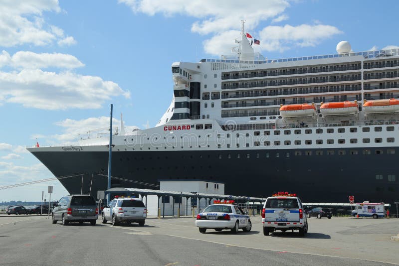 A polícia New York-new Jersey da autoridade portuária que fornecem a segurança para o navio de cruzeiros de Queen Mary 2 entrou no fotografia de stock A polícia New York-new Jersey da autoridade portuária que fornecem a segurança para o navio de cruzeiros de Queen Mary 2 entrou no fotografia de stock