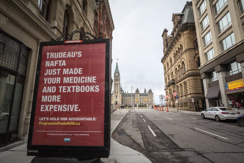Política social de crítica del cartel anti P.M. Justin Trudeau del NAFTA delante del parlamento canadiense, dirigido por NGO Open foto de archivo libre de regalías Política social de crítica del cartel anti P.M. Justin Trudeau del NAFTA delante del parlamento canadiense, dirigido por NGO Open foto de archivo libre de regalías