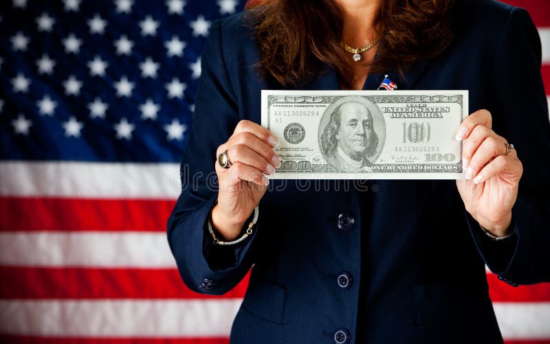 Político: Llevar a cabo cientos billetes de dólar grande fotos de archivo libres de regalías Político: Llevar a cabo cientos billetes de dólar grande fotos de archivo libres de regalías