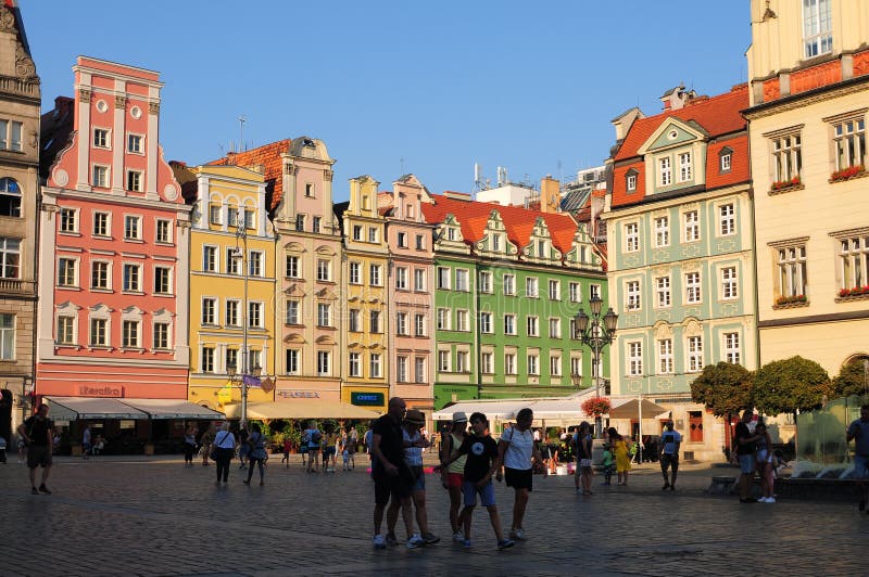 Polônia, cidade de Wroclaw, casas e povos na praça da cidade velha, mercado principal Em junho de 2018 foto de stock royalty free Polônia, cidade de Wroclaw, casas e povos na praça da cidade velha, mercado principal Em junho de 2018 foto de stock royalty free