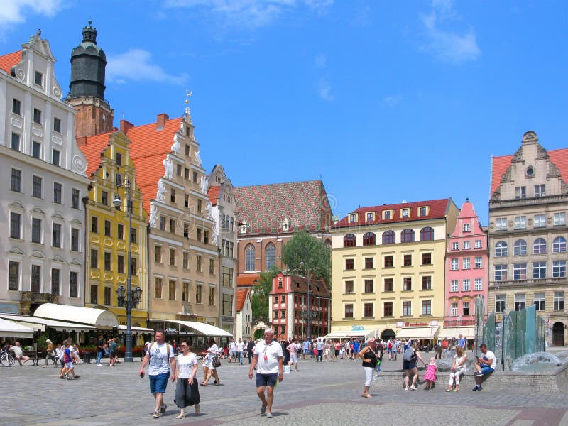 Polônia, turistas no mercado em Wroclaw imagem de stock royalty free Polônia, turistas no mercado em Wroclaw imagem de stock royalty free