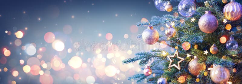 Pom de Crăciun cu balamale aurii și lumini strălucitoare pe fond albastru stock photography