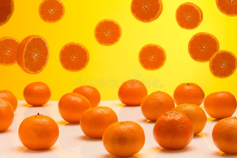 Pomarańcze i plasterki pomarańczowy spadać obraz stock Pomarańcze i plasterki pomarańczowy spadać obraz stock