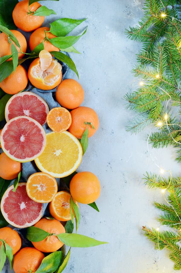 Pomarańcze, tangerines, cytryny, grapefruitowi z liśćmi i gałąź choinka Bożonarodzeniowe światła, nowy rok, pojęcie zdjęcia royalty free Pomarańcze, tangerines, cytryny, grapefruitowi z liśćmi i gałąź choinka Bożonarodzeniowe światła, nowy rok, pojęcie zdjęcia royalty free