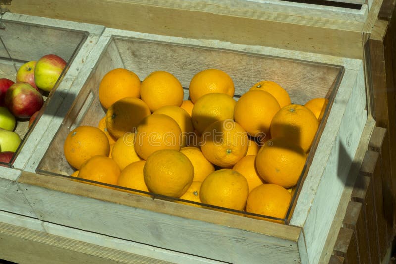 Pomarańcze w drewnianym pudełku w rynku dla sprzedaży zdjęcia stock Pomarańcze w drewnianym pudełku w rynku dla sprzedaży zdjęcia stock
