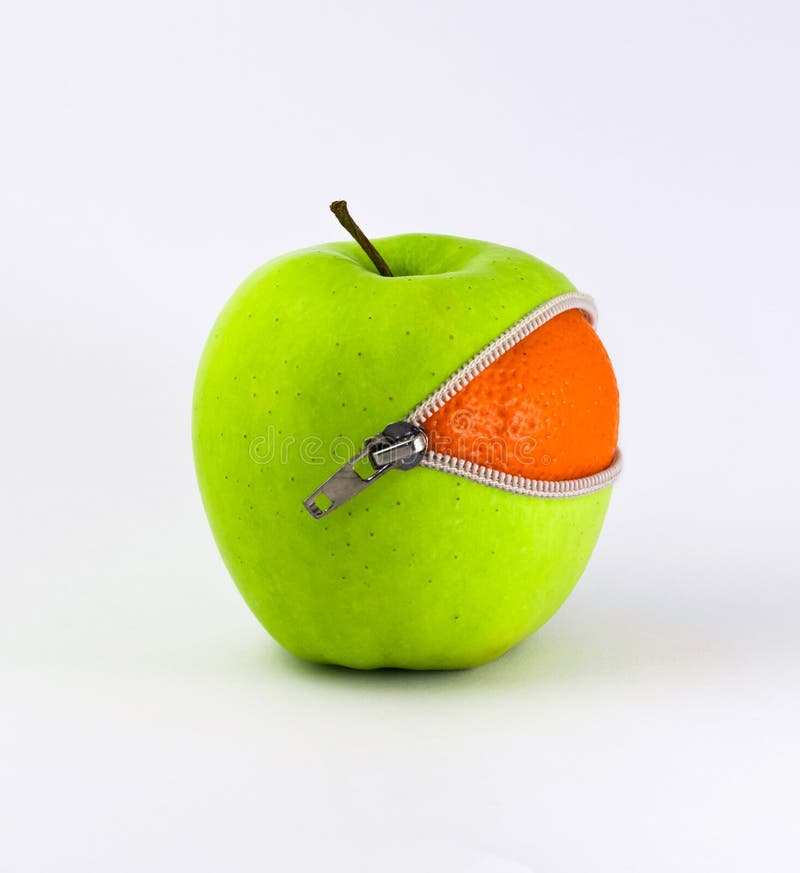 Pomarańcze wśrodku Apple obraz royalty free Pomarańcze wśrodku Apple obraz royalty free