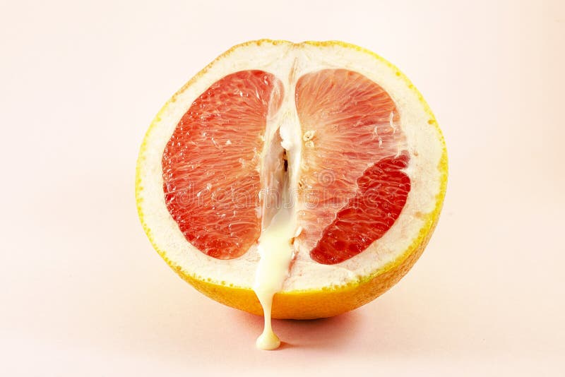 Pomelo Sexy Con Esperma, Concepto Erótico El Pomelo Seccional Es Un Símbolo De La Vagina Y Del Clítoris Medio Pomelo Foto de archivo - Imagen de hembra, esperma: 166367250