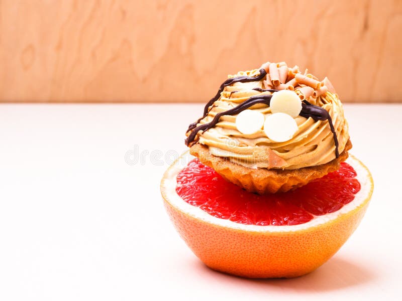 Pomelo y torta Concepto de dieta foto de archivo libre de regalías Pomelo y torta Concepto de dieta foto de archivo libre de regalías