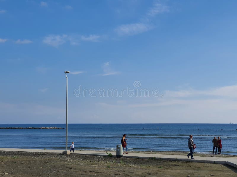 Pomeriggio tranquillo sul mare, sulla spiaggia di oroklini, nel distretto di Larnaca, isola di cipro immagini stock