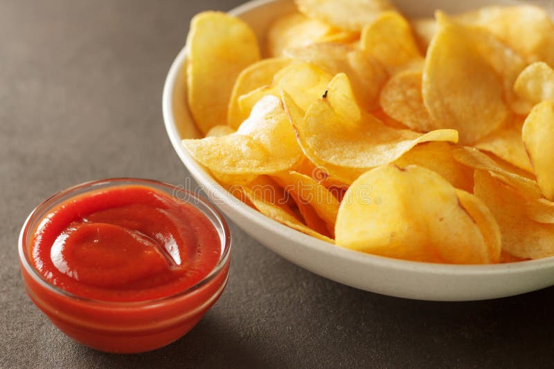 Pomidorowy upadu kumberland z crispy frytkami w pucharze zdjęcie royalty free Pomidorowy upadu kumberland z crispy frytkami w pucharze zdjęcie royalty free