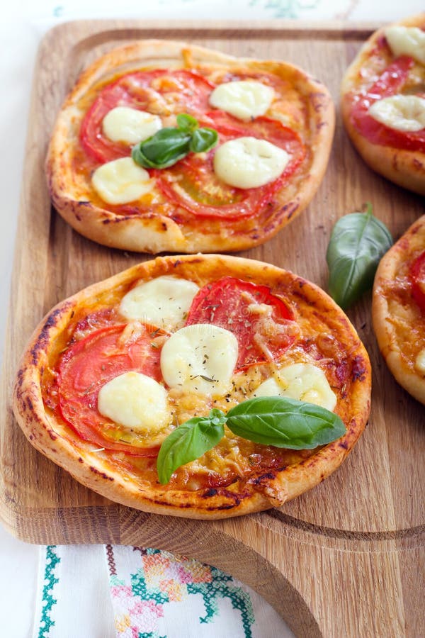 Pomidoru i mozzarelli mini pizze zdjęcie stock Pomidoru i mozzarelli mini pizze zdjęcie stock