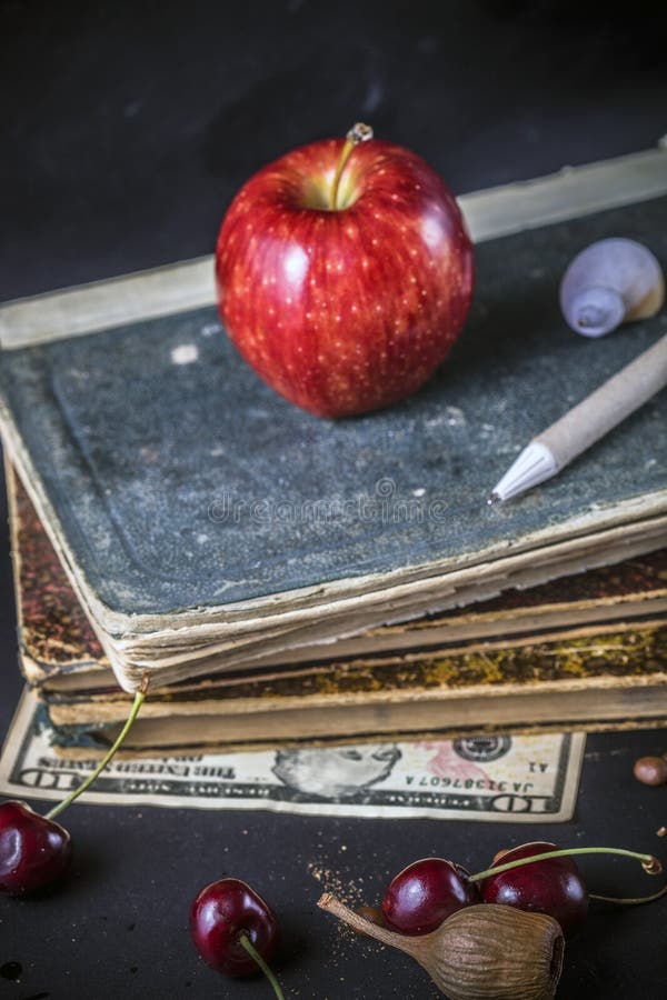 pomme de coquille de stylo de cerise d'argent de livre photographie stock pomme de coquille de stylo de cerise d'argent de livre photographie stock