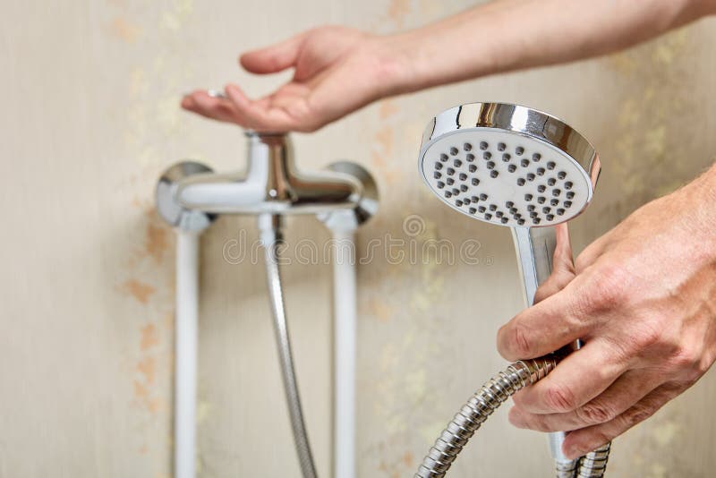 Pomme De Douche Sur Tuyau Flexible Dans La Salle De Bain Plomber Tuyau  Connecté à La Plomberie Maison. Image stock - Image du installez, fermer:  253938189