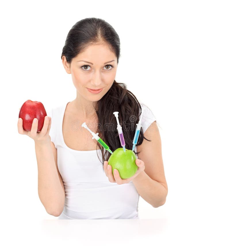 Pomme de la fixation OGM de jeune femme avec la seringue photo stock Pomme de la fixation OGM de jeune femme avec la seringue photo stock