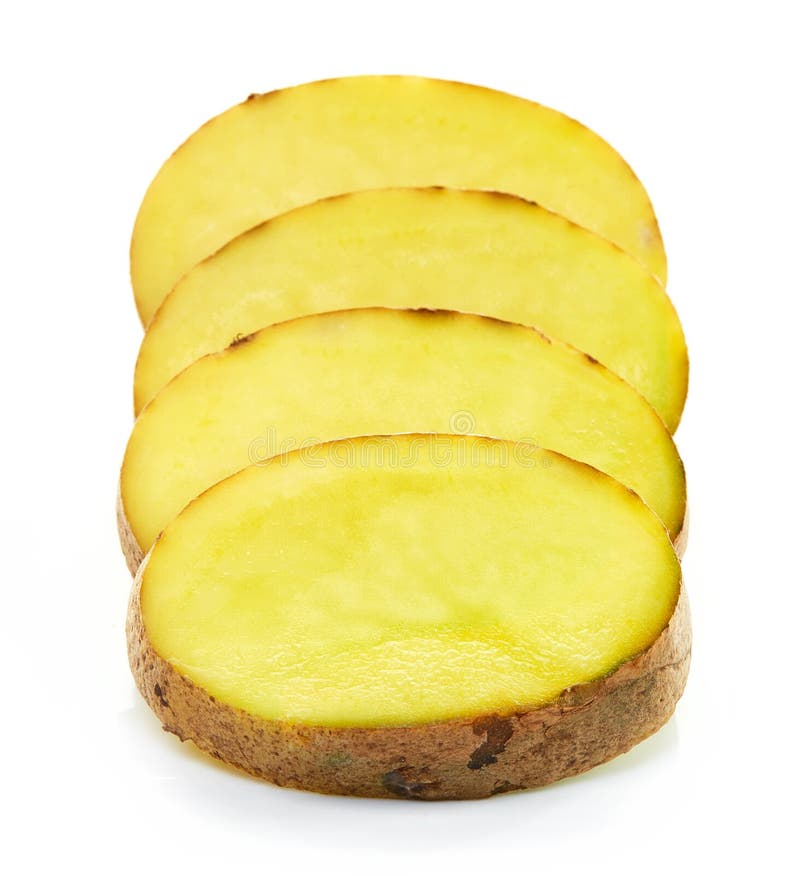 Pomme de terre coupée en tranches sur le fond blanc image stock Pomme de terre coupée en tranches sur le fond blanc image stock
