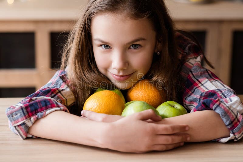 Pomme orange organique de fruit de casse-croûte de régime sain d'enfant photographie stock libre de droits Pomme orange organique de fruit de casse-croûte de régime sain d'enfant photographie stock libre de droits