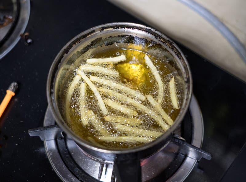 Pomme vapeur crue de pommes frites dans le pot images stock Pomme vapeur crue de pommes frites dans le pot images stock