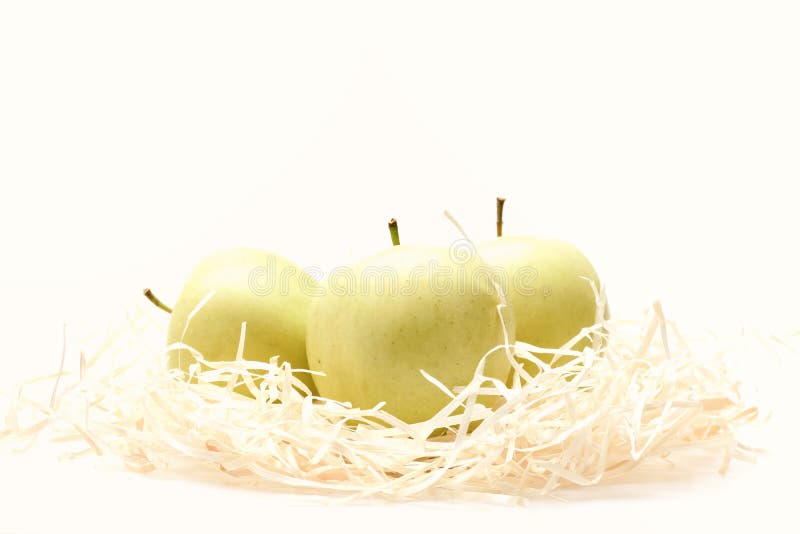 Pommes dans la couleur verte se trouvant sur des pailles d'eco Positionnement de fruit photo stock Pommes dans la couleur verte se trouvant sur des pailles d'eco Positionnement de fruit photo stock