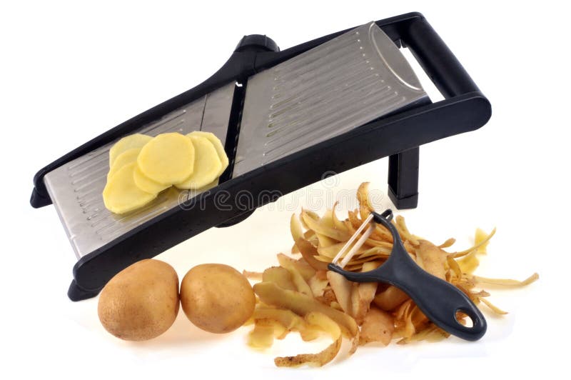 Pommes de terre coupees en rondelles fines avec une mandoline - Cuisine  Culinaire