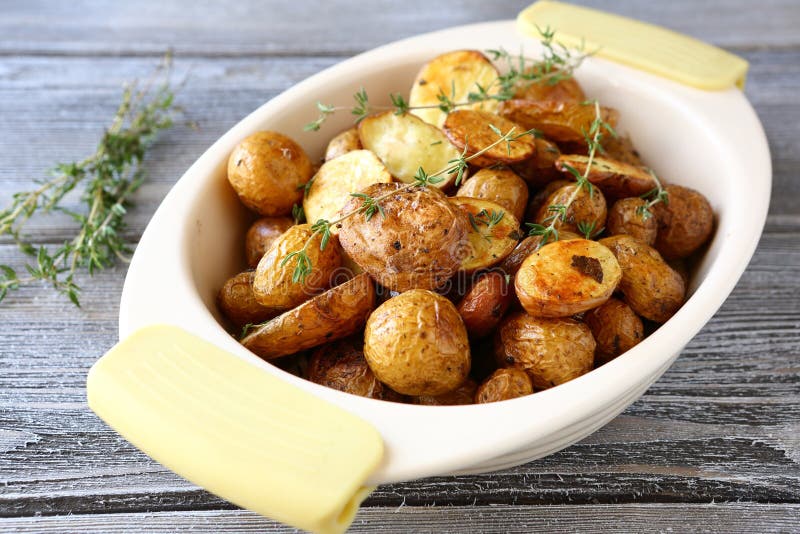 Pommes de terre cuites au four dans une cuvette photos libres de droits Pommes de terre cuites au four dans une cuvette photos libres de droits