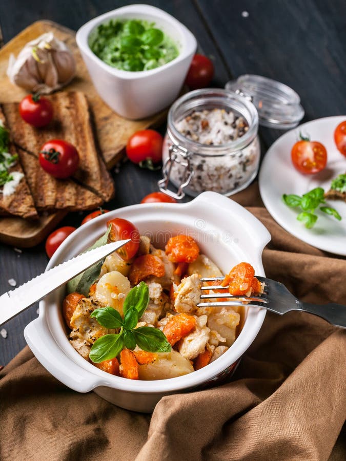 Pommes de terre cuites au four en gros plan avec de la viande et carottes de poulet, sandwichs avec du fromage et tomates-cerises photo stock Pommes de terre cuites au four en gros plan avec de la viande et carottes de poulet, sandwichs avec du fromage et tomates-cerises photo stock