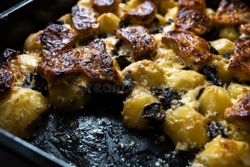 Pommes de terre cuites au four à la maison avec la viande et les champignons de porc - vraies nourriture et marchandises d'agricu photographie stock libre de droits Pommes de terre cuites au four à la maison avec la viande et les champignons de porc - vraies nourriture et marchandises d'agricu photographie stock libre de droits
