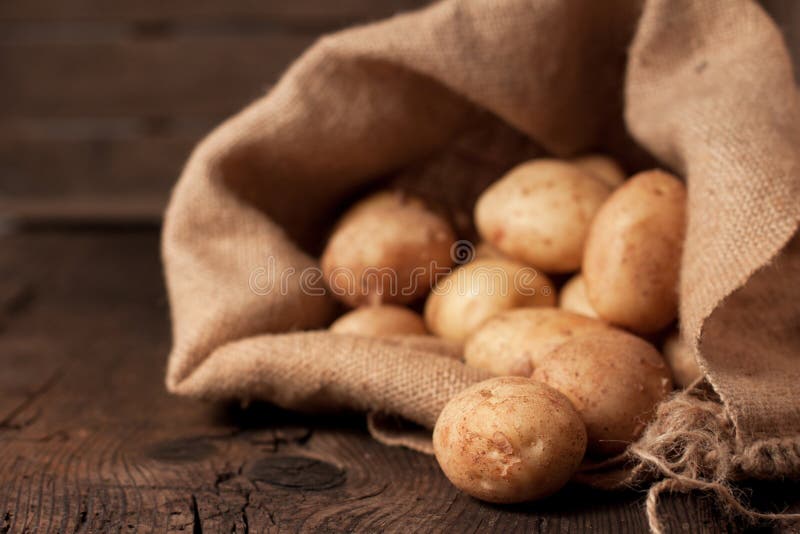 Pommes de terre dans le sac photos libres de droits Pommes de terre dans le sac photos libres de droits