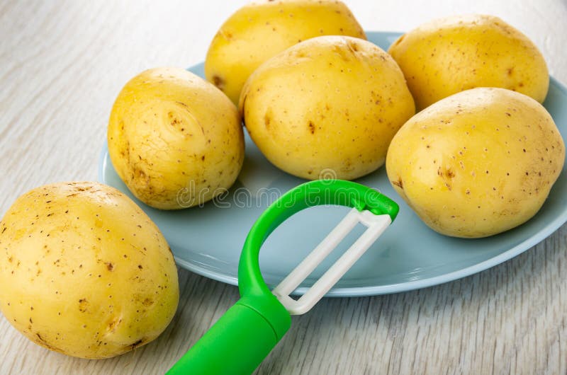 Un Plat Avec Des Pommes Chips En Gros Plan Les Mains Du ` S De Bébé  Prennent Des Pommes Chips Photo stock - Image du nutrition, caucasien:  132608832