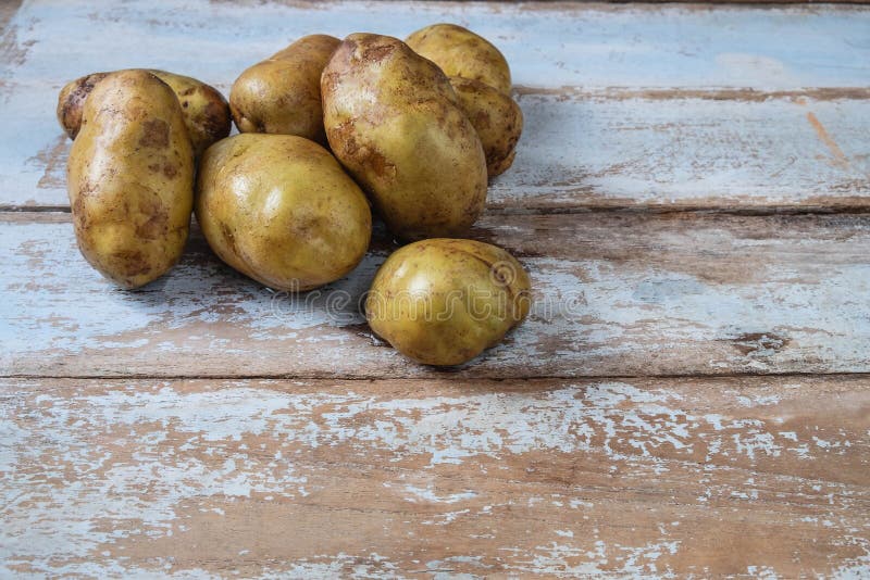 Pommes de terre sur un fond en bois photos libres de droits Pommes de terre sur un fond en bois photos libres de droits