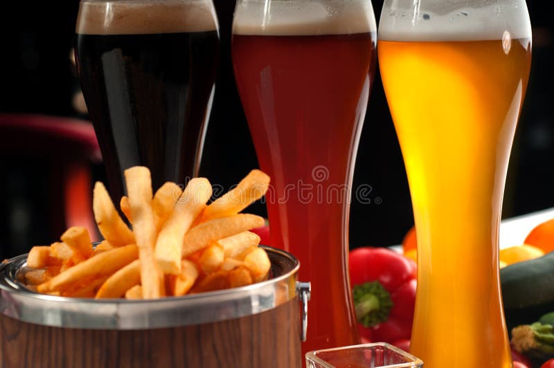 Pommes frites fraîches sur une position photo stock Pommes frites fraîches sur une position photo stock