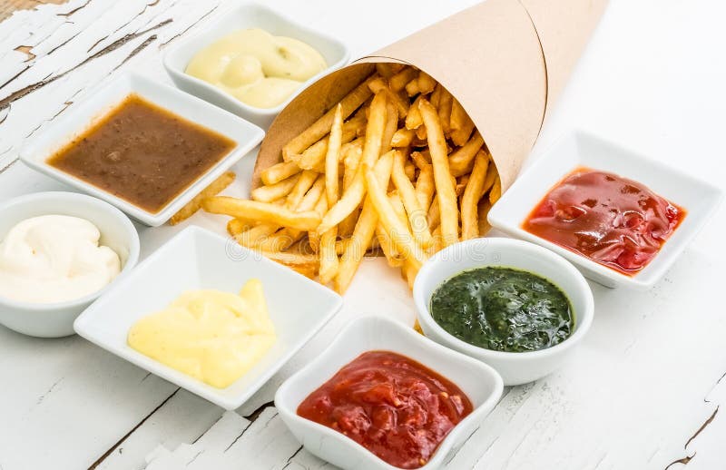 Pommes frites med såser på vit bakgrund, bästa sikt arkivbilder Pommes frites med såser på vit bakgrund, bästa sikt arkivbilder