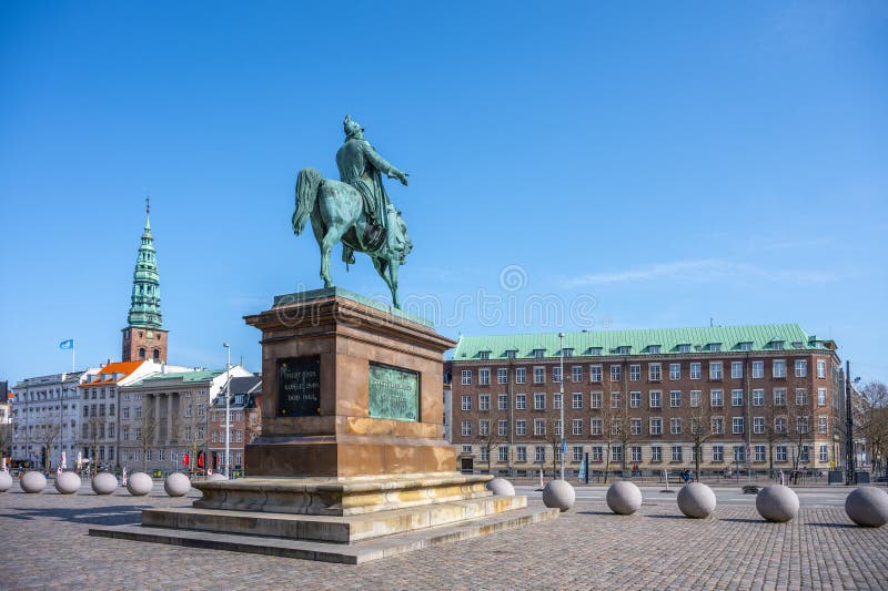 Pomnik Jeździecki Fryderyka VII w Kopenhadze. Statua Jeździecka Fryderyka VIIs widocznie znajduje się w Kopenhadze otoczonej elegancką architekturą i jasnym niebem. Ten pomnik historyczny podkreśla znaczenie bogatego dziedzictwa i sztuki.