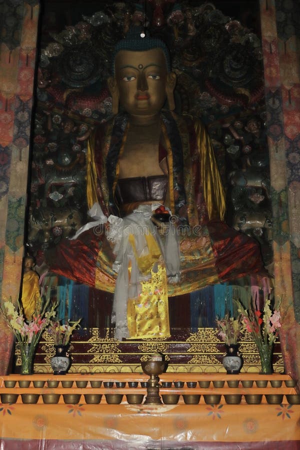 Pomnik lorda buddy w klasztorze gumowym w darjeeling w zachodnich bengalskich indiach. Pomnik lorda buddy w klasztorze gumowym w darjeeling w bengalu zachodnim w indiach