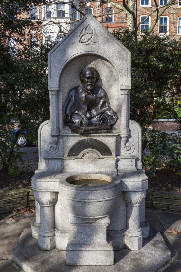 Dante Gabriel Rossetti memorial statue drinking fountain unveiled in 1887 beside the River Thames in Cheyne Walk Chelsea London England UK who was an English poet and painter stock photo image. Dante Gabriel Rossetti memorial statue drinking fountain unveiled in 1887 beside the River Thames in Cheyne Walk Chelsea London England UK who was an English poet and painter stock photo image