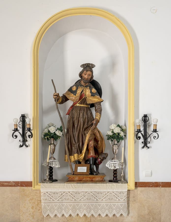 Pomnik san roque w niszy po lewej stronie wnętrza kaplicy san juan de letran w zahara de la sierra cadiz. zdjęcie stock