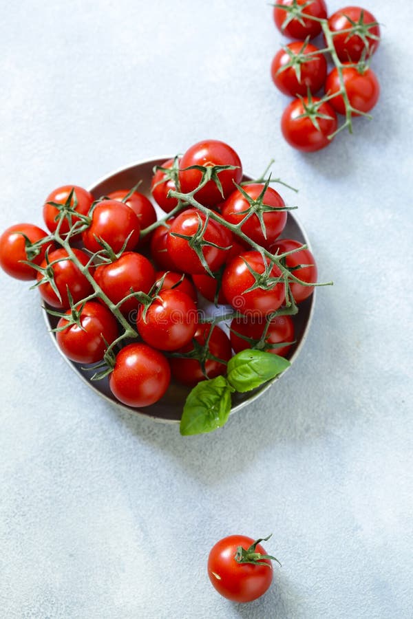 Pomodori di ciliegia organici fotografia stock Pomodori di ciliegia organici fotografia stock