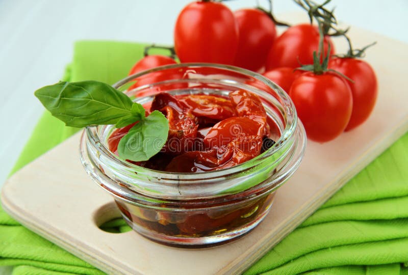 Pomodori seccati al sole italiani in olio di oliva immagini stock Pomodori seccati al sole italiani in olio di oliva immagini stock