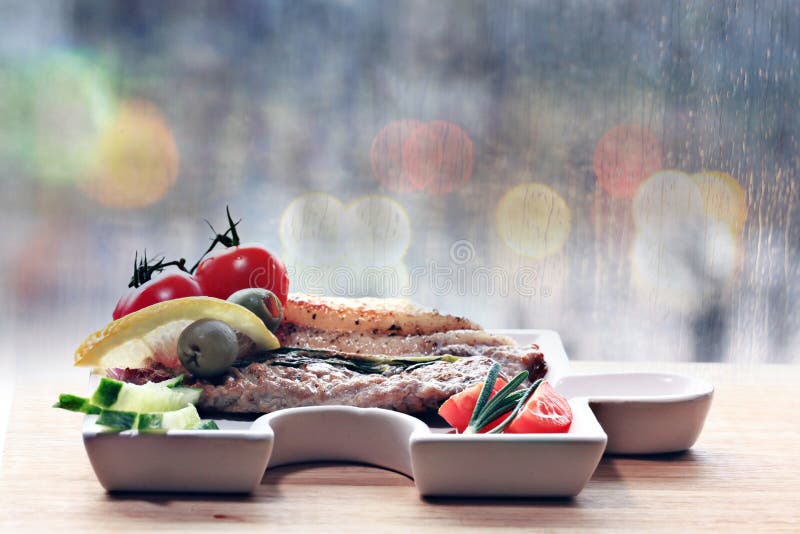 Pomodori su un servizio della carne del piatto immagini stock Pomodori su un servizio della carne del piatto immagini stock