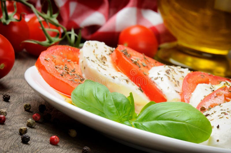Pomodoro e mozzarella fotografia stock libera da diritti Pomodoro e mozzarella fotografia stock libera da diritti